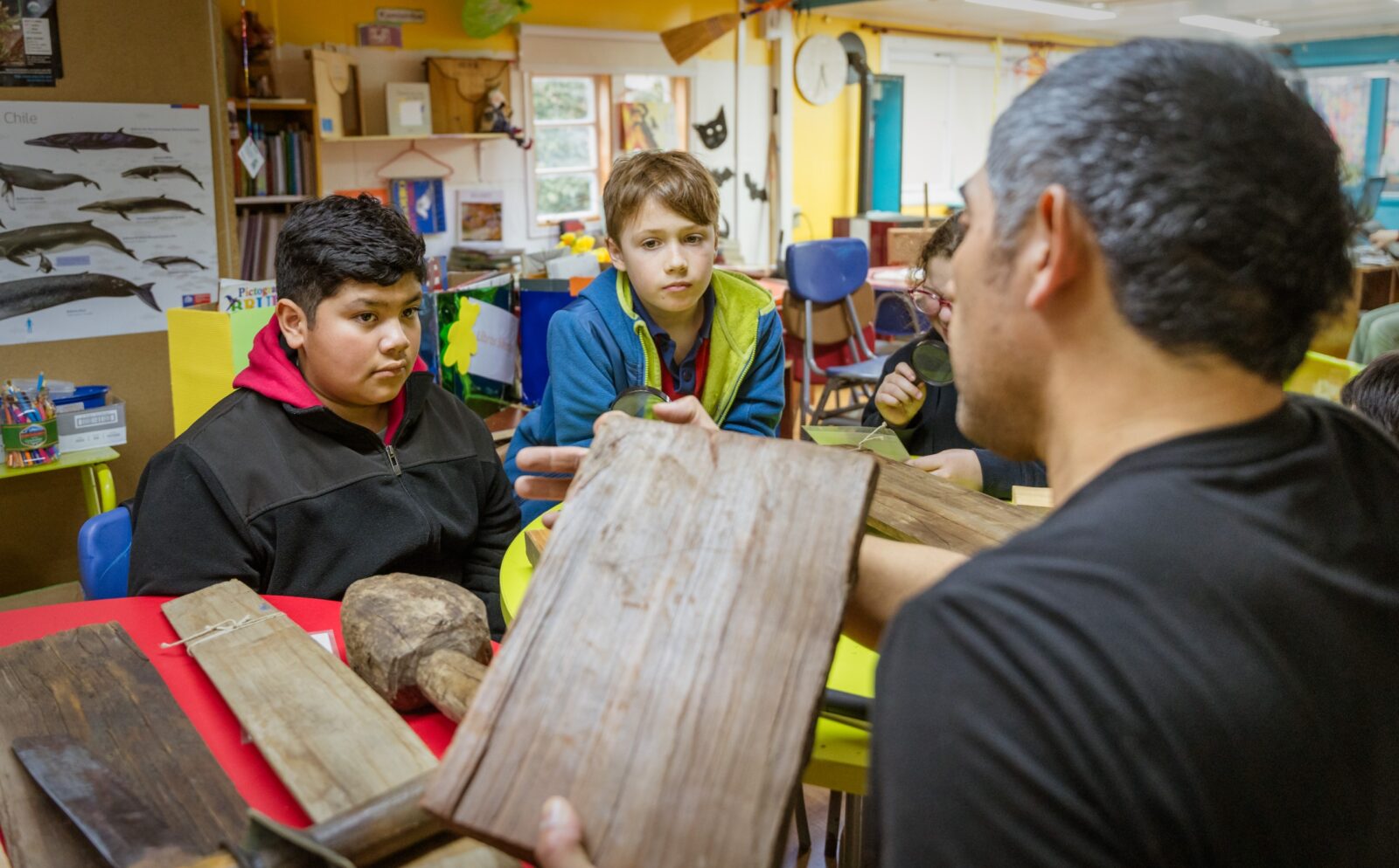 Servicio del Patrimonio lleva talleres de tejuelería artesanal a comunidades escolares