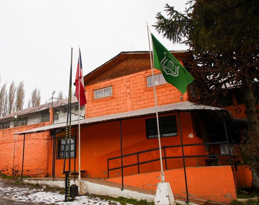 Aysén registra 19 “pelotazos” a recintos penitenciarios durante 2026: nueva ley endurece sanciones