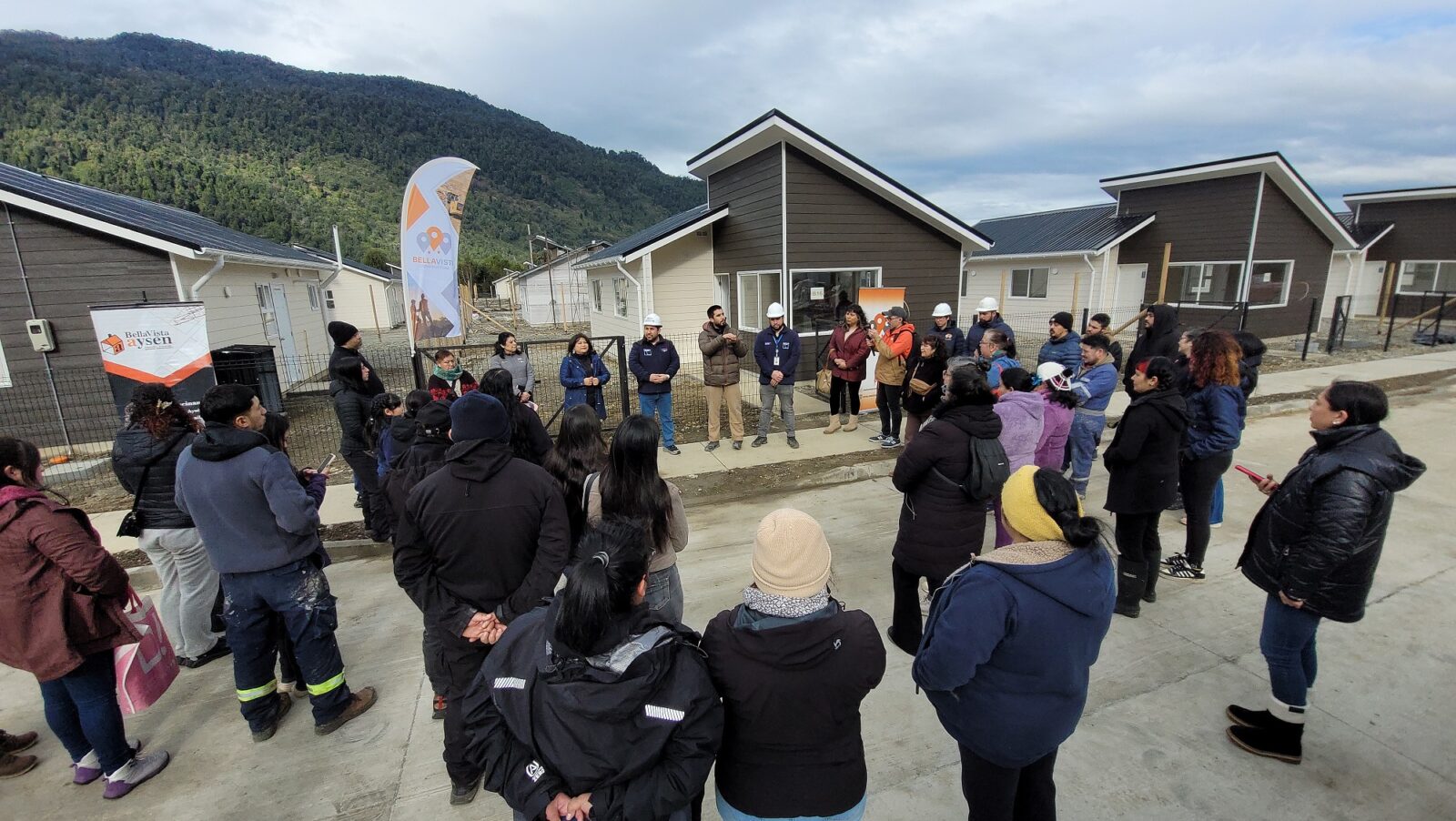 En Puyuhuapi Seremi y familias visitan importante avance en obras de viviendas sociales