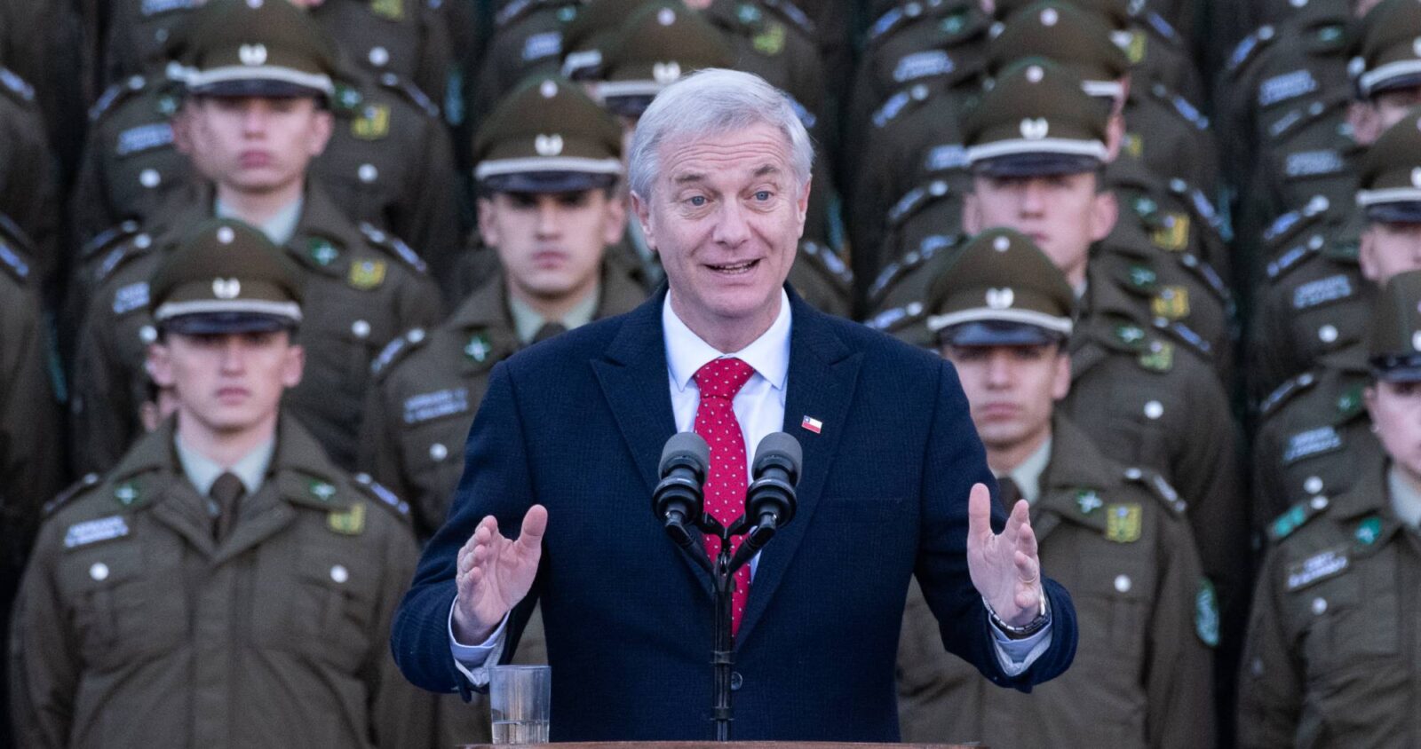 Cadem: 51% cree que el Gobierno debe retirar proyecto de seguridad para buscar acuerdos en la materia Cadem: 51% cree que el Gobierno debe retirar proyecto de seguridad para buscar acuerdos en la materia