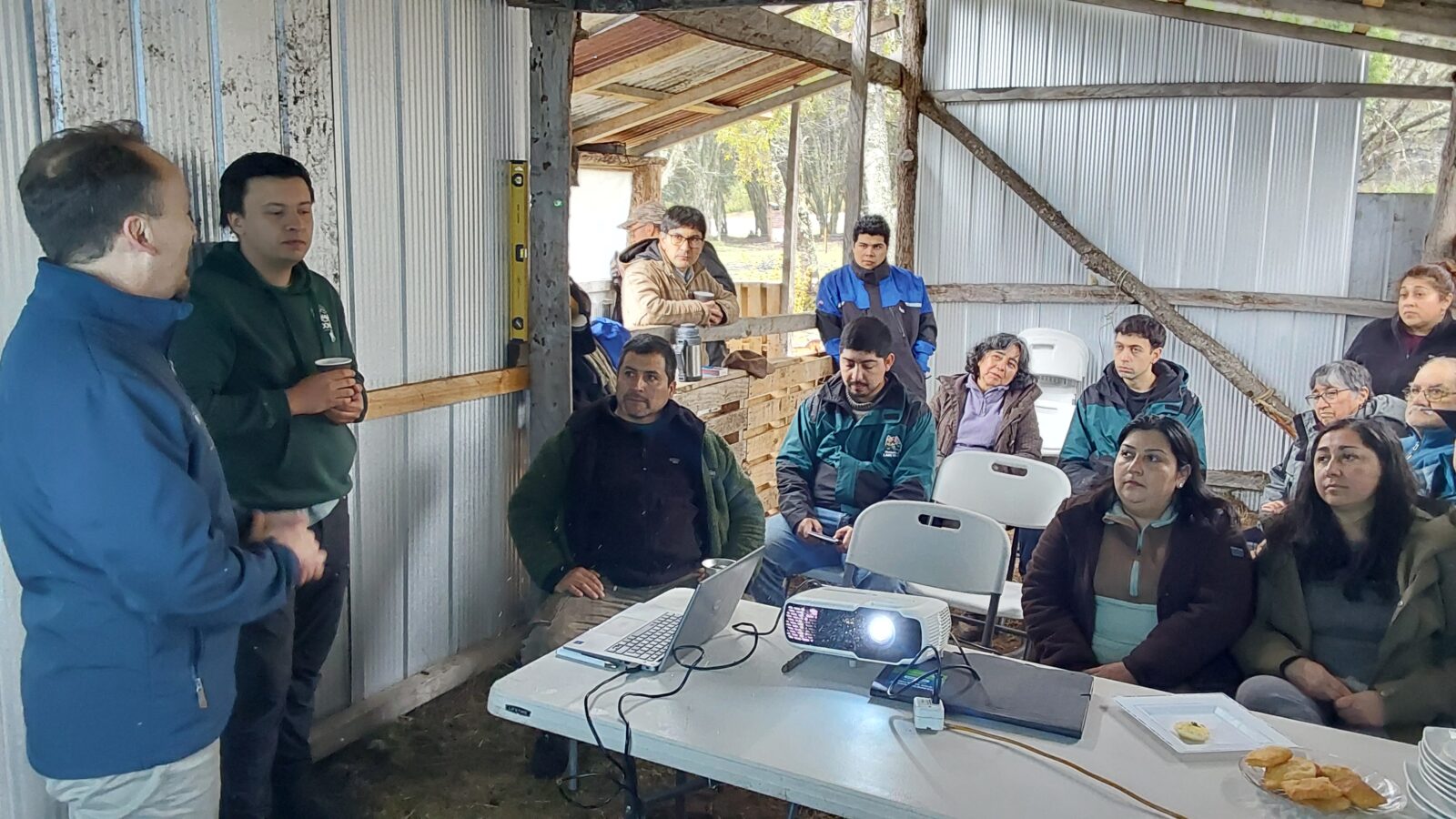 Productores caprinos de Lago Verde incorporan sales minerales y vitaminas para mejorar la condición de sus animales