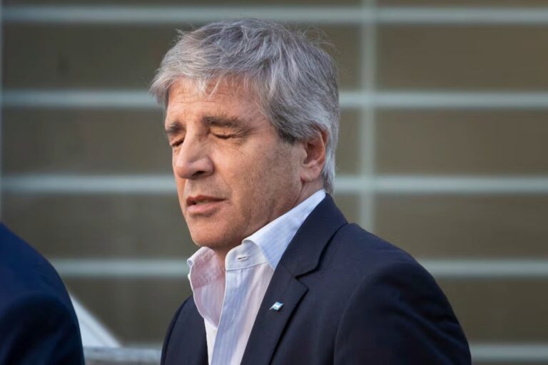 Actividad económica de Argentina cayó 2,9% en julio y Caputo apuntó al clima, el gas y el Mundial