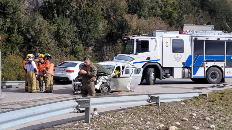 Mujer falleció y tres personas resultaron lesionadas tras colisión frontal en sector Puente Dun