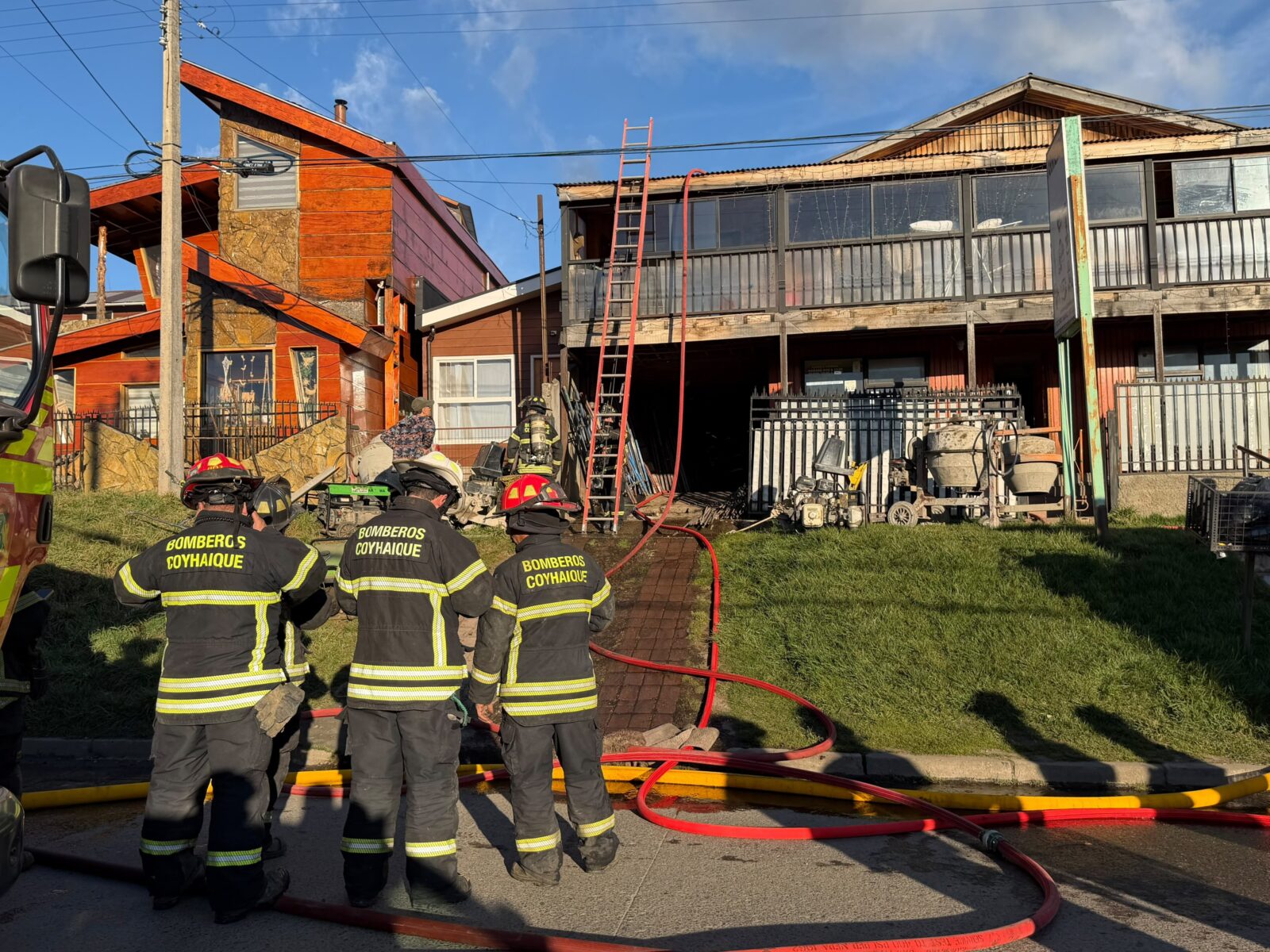 Incendio afectó vivienda y local comercial en calle Ignacio Serrano de Coyhaique