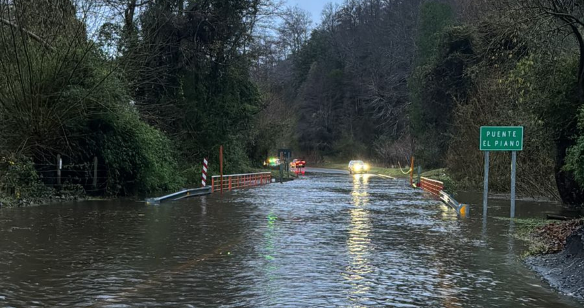 Curarrehue permanece aislada por tercer día tras desborde del río Trancura: vecinos cruzan en botes