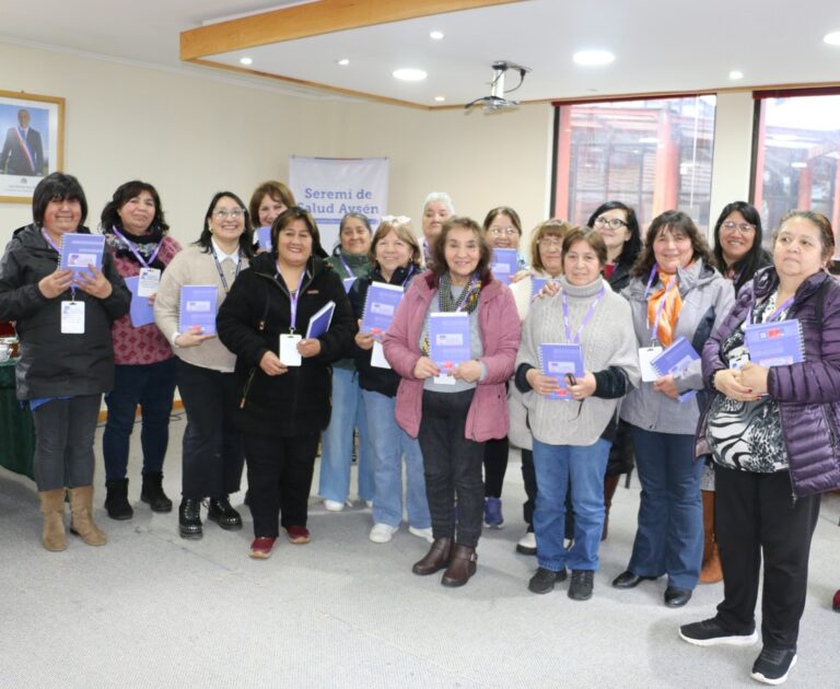 33 tutoras de residencias JUNAEB de Coyhaique y Puerto Aysén se capacitaron en prevención de enfermedades y violencia de género