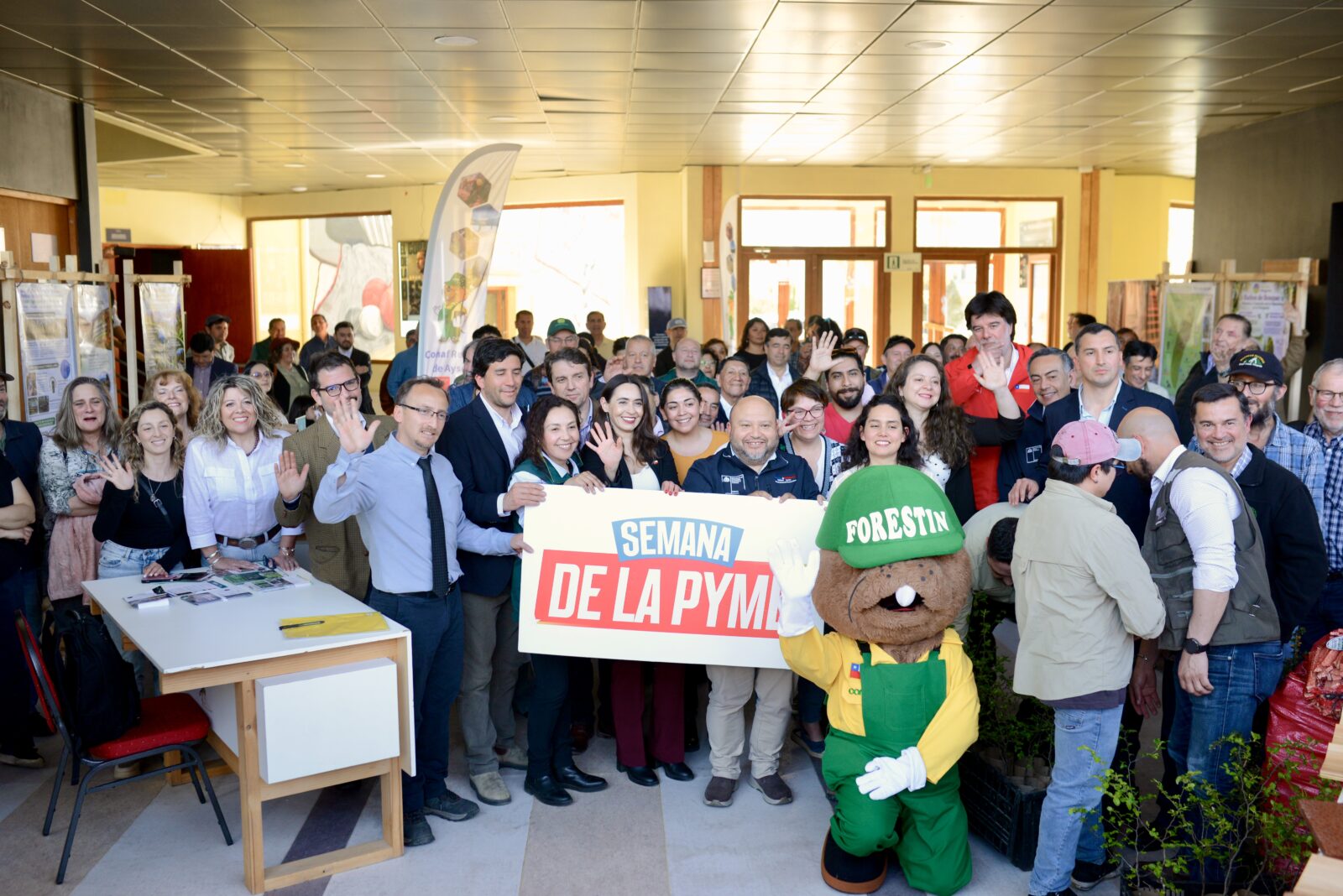 Más de 30 empresas e instituciones participaron en encuentro sobre el aprovechamiento del bosque nativo en Coyhaique Más de 30 empresas e instituciones participaron en encuentro sobre el aprovechamiento del bosque nativo en Coyhaique