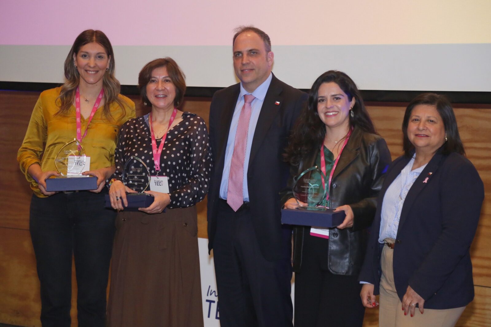 Empresaria de Coyhaique obtiene el primer lugar nacional del Premio InspiraTEC 2026 por su trabajo con especies nativas de Aysén Empresaria de Coyhaique obtiene el primer lugar nacional del Premio InspiraTEC 2026 por su trabajo con especies nativas de Aysén