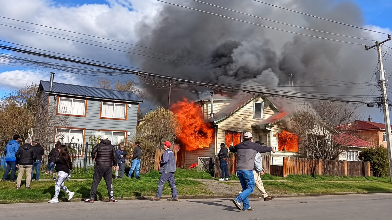 Incendio dejó una vivienda destruida, otra con daños y siete damnificados en Coyhaique