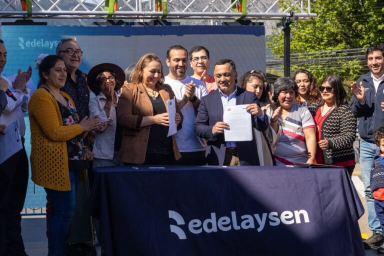 Emprendedoras de Aysén exhibieron sus productos en Coyhaique y Edelaysen firmó convenio para apoyar sus negocios