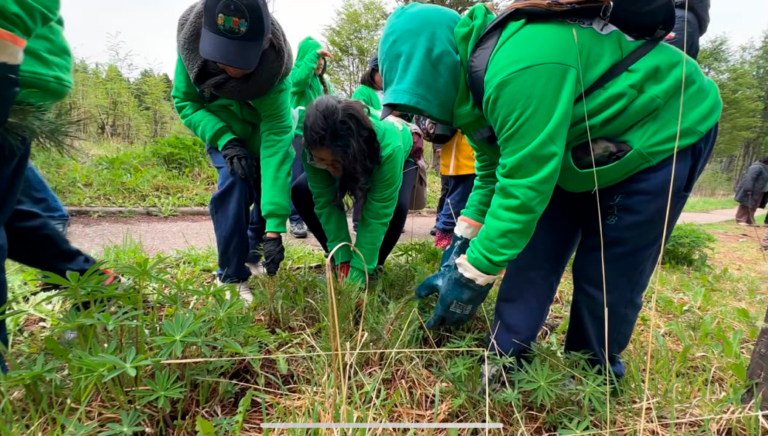 Más de 50 estudiantes de Coyhaique y Puerto Aysén participaron en jornada ambiental en la Reserva Nacional Coyhaique
