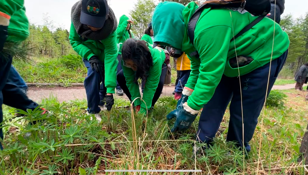 Más de 50 estudiantes de Coyhaique y Puerto Aysén participaron en jornada ambiental en la Reserva Nacional Coyhaique