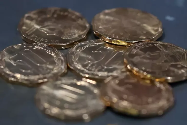 Nueva moneda de  comienza a circular en Chile y convivirá con la actual
