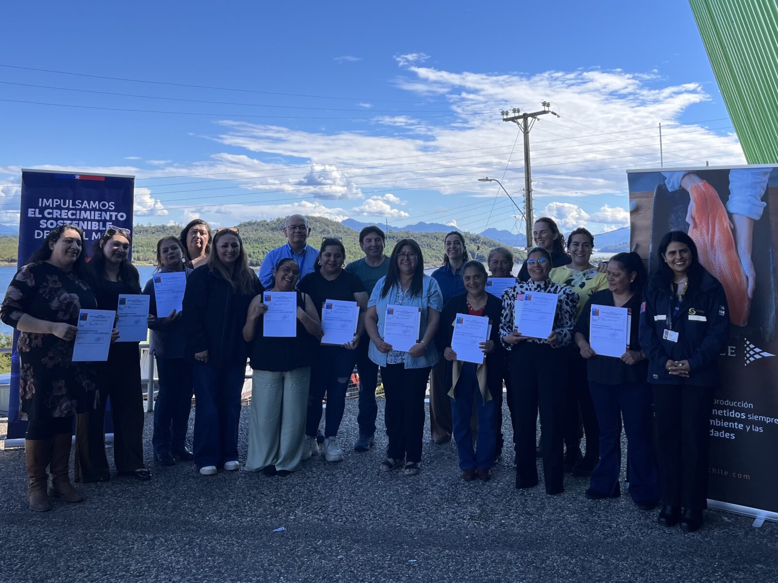 17 mujeres de la pesca artesanal de Puerto Aguirre reciben certificación por sus labores de apoyo al sector pesquero 17 mujeres de la pesca artesanal de Puerto Aguirre reciben certificación por sus labores de apoyo al sector pesquero