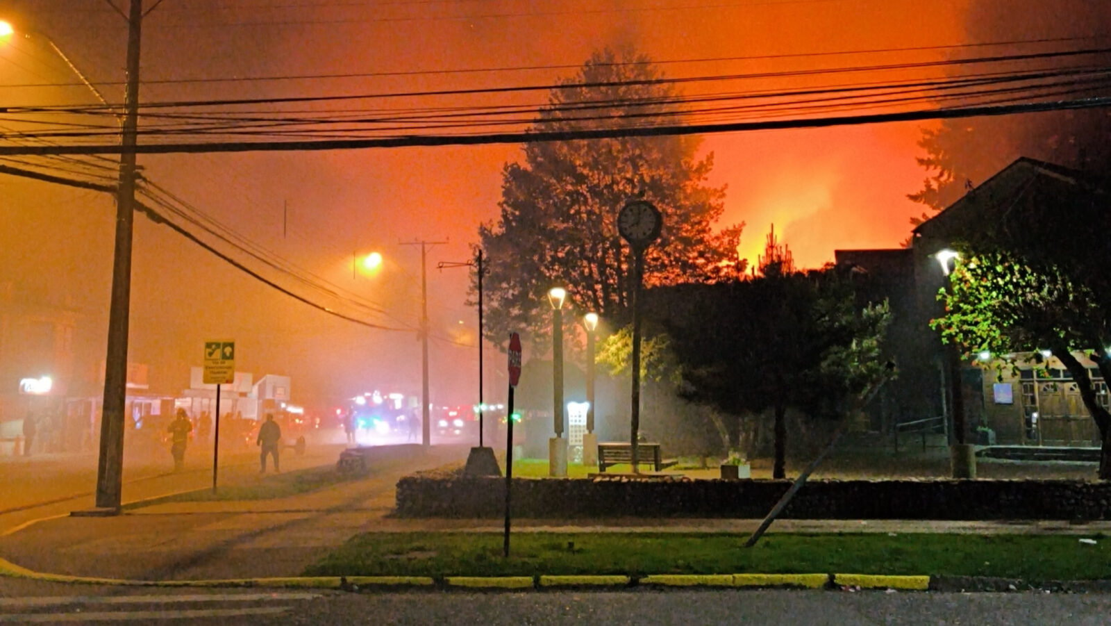 Bomberos rescata a una persona de incendio en Puerto Aysén y evita propagación a edificios cercanos