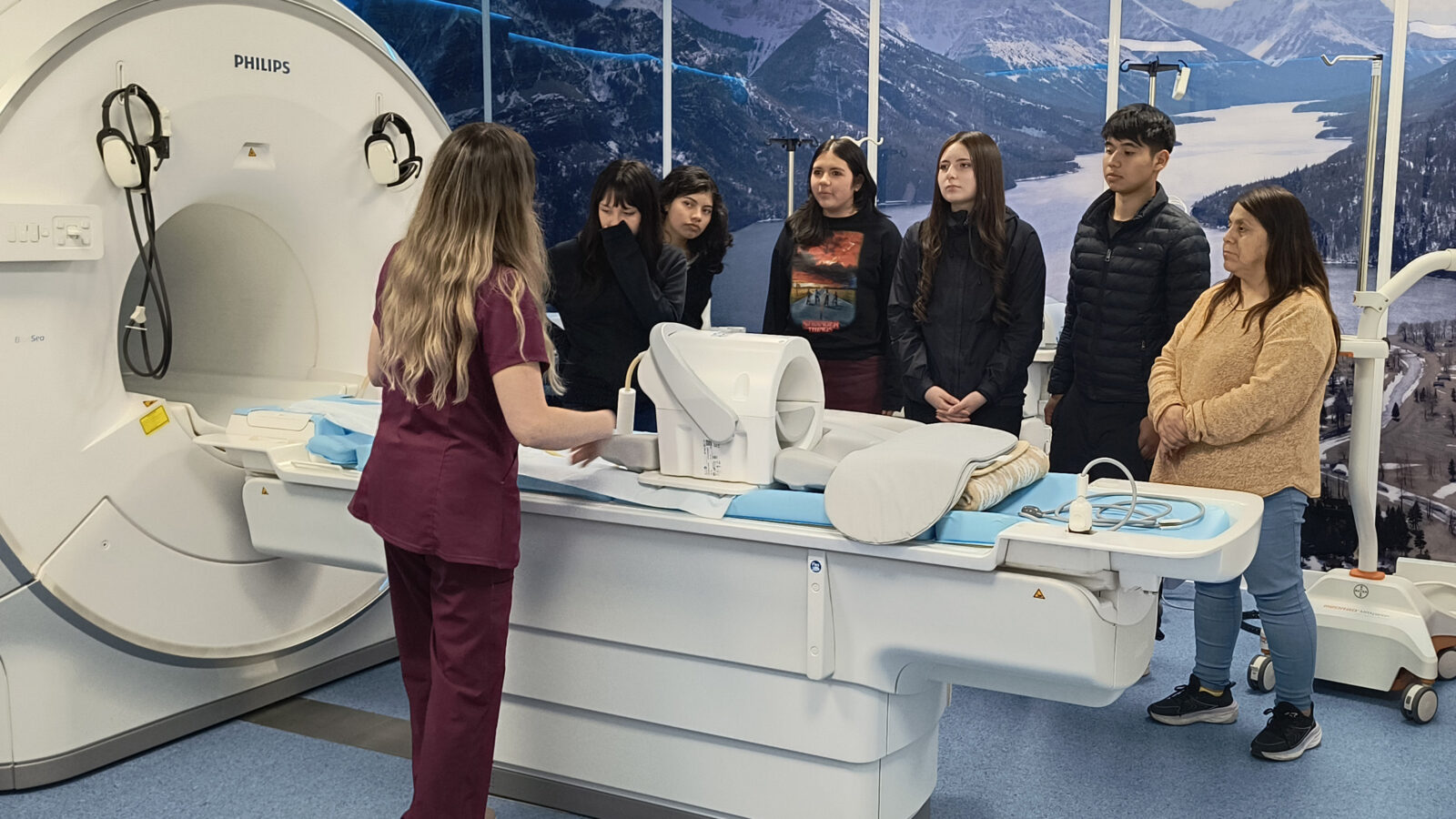 Más de 30 estudiantes de Coyhaique, Puerto Cisnes y Cerro Castillo conocieron el trabajo de profesionales de la salud en el Hospital Regional Más de 30 estudiantes de Coyhaique, Puerto Cisnes y Cerro Castillo conocieron el trabajo de profesionales de la salud en el Hospital Regional