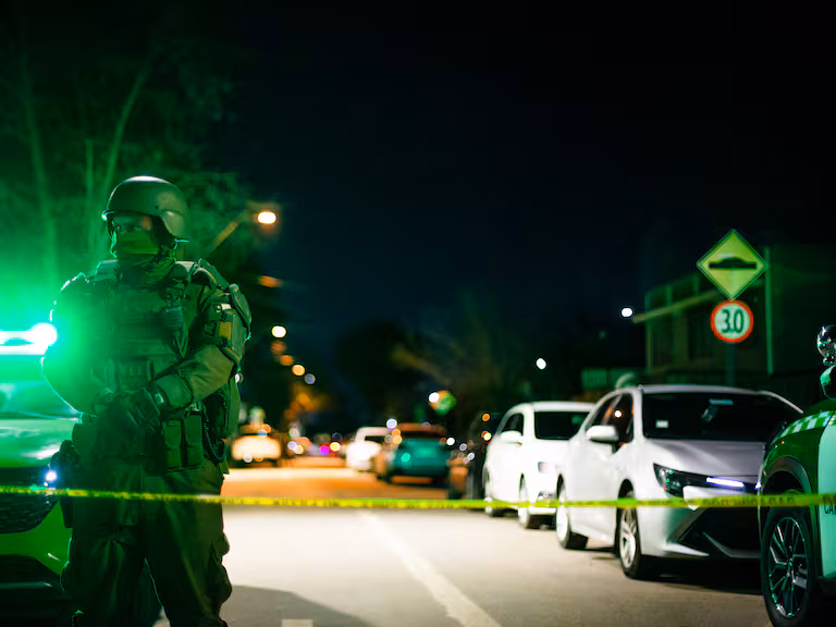 Hombre resulta herido de bala tras ser subido a un furgón en La Pintana: investigan posible vínculo con drogas Hombre resulta herido de bala tras ser subido a un furgón en La Pintana: investigan posible vínculo con drogas