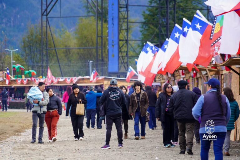“Domingos en Aysén” reunió a cientos de personas y emprendedores en el Parque Municipal de Puerto Aysén