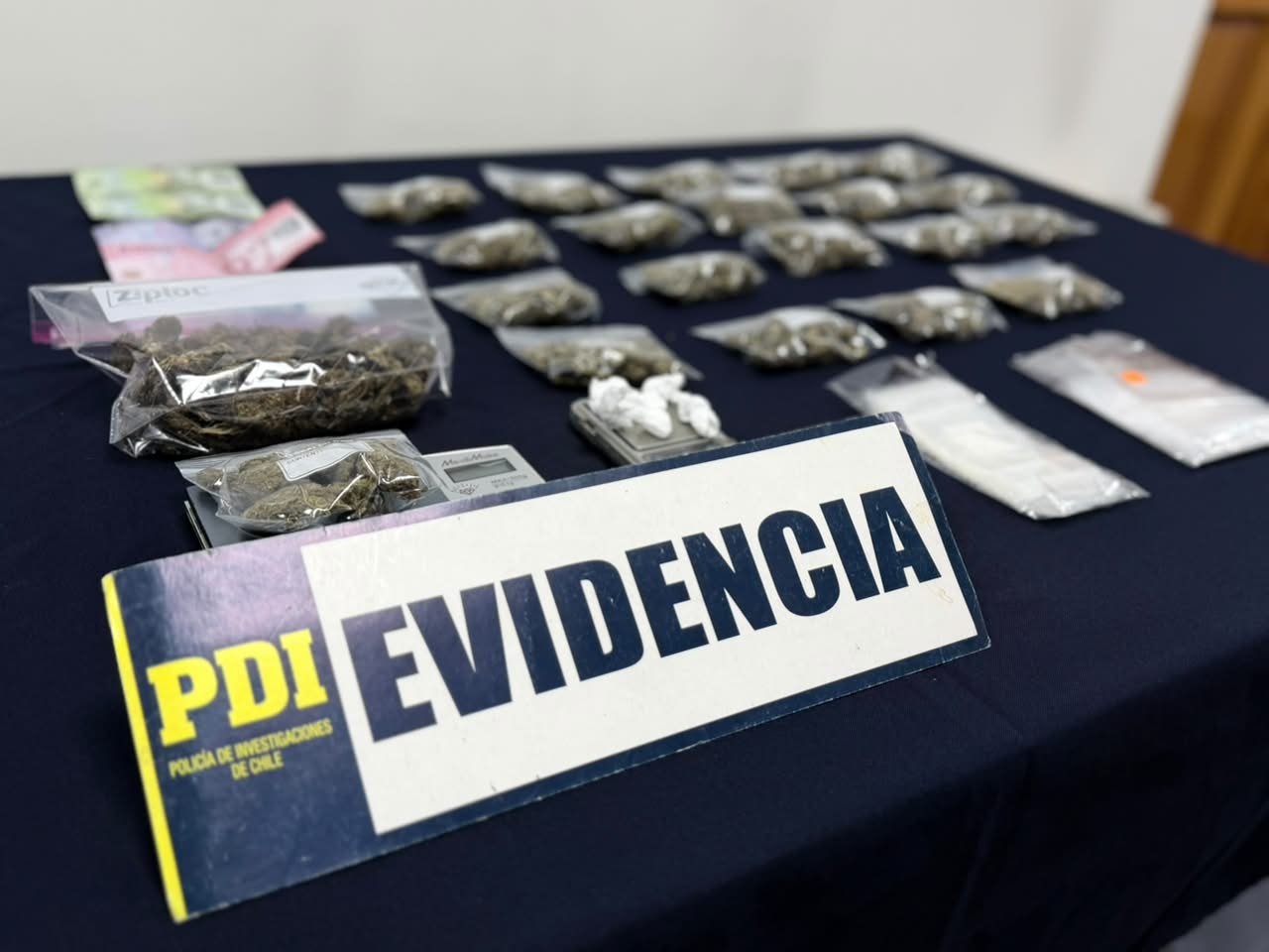 PDI detiene a tres personas por presunto microtráfico de drogas mediante delivery en Puerto Aysén PDI detiene a tres personas por presunto microtráfico de drogas mediante delivery en Puerto Aysén