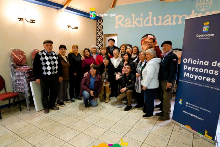 Adultos mayores de Coyhaique adquieren nuevo equipamiento para su sede gracias a fondo municipal