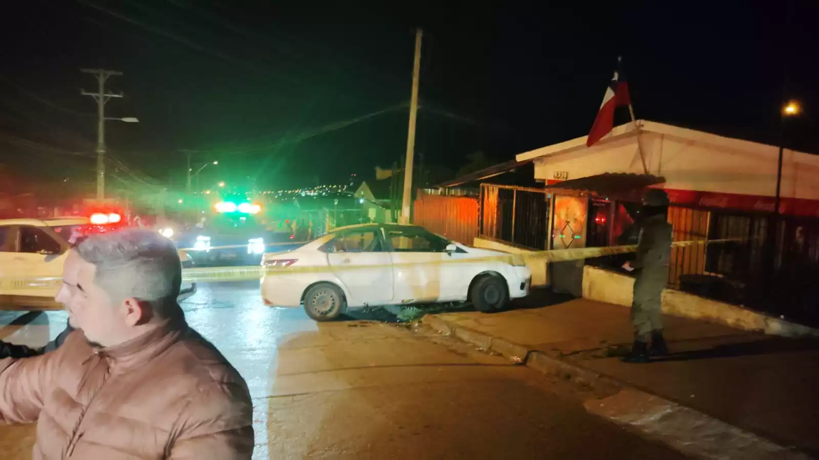 Roban supermercado en Valparaíso y queman dos vehículos durante huida para bloquear la vía