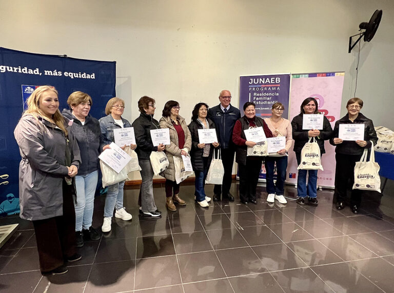 Cerca de 50 tutoras de residencias familiares de JUNAEB en Aysén finalizaron capacitación para el cuidado de estudiantes