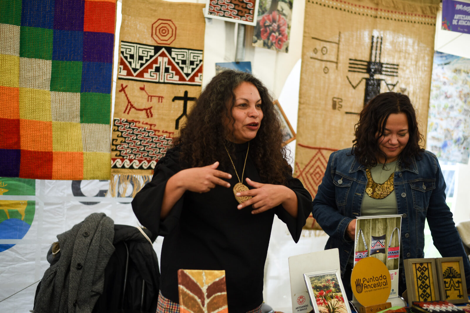 Feria de las Culturas Aysén reunió a 72 artesanos y generó ventas por casi millones en Coyhaique Feria de las Culturas Aysén reunió a 72 artesanos y generó ventas por casi millones en Coyhaique